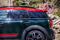 ルーフラインがリアクオーターウィンドウにかぶったような特徴的なデザインを採用。試乗車は「レッドルーフ」と、Bピラーより後方のガラス部分が濃色となるオプションの「プライバシーガラス」が選択されていた。