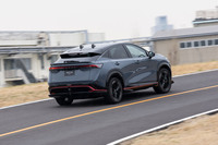 スタビリティーと軽快さ、上質感の向上を目的にシャシーを専用チューニング。前後サスのコイルやスタビライザーを独自のレートとしている。