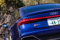 左右のテールランプがライトストリップでつながる、「RS 7スポーツバック」の特徴的なリアデザイン。今回の試乗車は、オプションの「カーボン/グロスブラックパッケージ」で外装が引き締められていた。