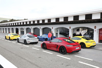 南スペインのサーキット「アスカリ・レースリゾート」に並んだ「718ケイマンGTS」。今回は7段ATモデルに試乗した。