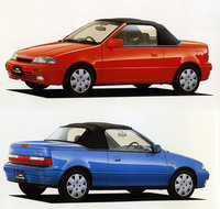 ソフトトップを上げた姿はいまひとつで、やはりオープンで乗るべきクルマという感じだ。ボディーカラーはサンジェルマンレッドとトリトンブルーメタリックの2色のみだった。