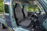 他の軽トラックとは一線を画す豪華なシート。運転席、助手席ともに、リクライニングとスライドが可能だ。