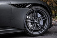 試乗車は、前265/35ZR21、後ろ305/30ZR21サイズの「ピレリPゼロ」タイヤを装着していた。ホイールは「21インチ鍛造軽量ツインスポークホイール」(写真)で2色、「Yスポークデザイン」と呼ばれる他形状で4色のバリエーションを持つ。