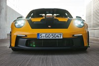 新型で採用されたセンターラジエーターは、ルマン24時間レースにおいてクラス優勝した「911 RSR」譲りのモディファイだ。