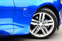 タイヤサイズは前後ともに245/40R20。フロントには320mmのディスクローターを備えたブレンボ製のブレーキシステムが装備される。