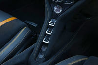 細身のセンターコンソールには、シフトセレクターが階段状に並ぶ。写真上に見えるのは、エンジンのオンオフボタン。