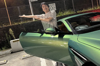 斜め上に開く「スワンウイング」と呼ばれるドアも健在。こうしたこだわりがどことなく貴族っぽい。