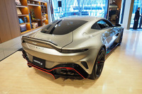 「ヴァンテージS」のリアビュー。専用のグラフィックを用いたホイールやボディー下部に追加されたリバリーなどでエクステリアもブラッシュアップされている。