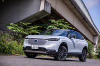 2021年4月22日に発表された2代目「ホンダ・ヴェゼル」。今回はトップグレードのFWD車「e:HEV PLaY」に試乗した。車両本体価格は329万8900円。