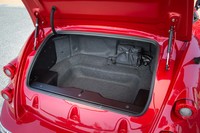 ラゲッジルームの容量は公表されていないが、全体のつくりは「ロードスター」(容量130リッター)と同様。機内持ち込み可能なサイズのキャリーケースであれば、2つくらいは入りそうだ。