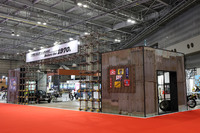 ホーロー看板を貼ったトタン板で囲われた、1970年代以前のゾーン。