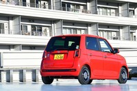 今回試乗した「オリジナル」グレードの場合、写真の「フレームレッド」を含む6色のボディーカラー(単色)がラインナップされる。ホワイトルーフを採用したツートーン仕様も4種類選べる。