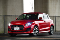 先代「スイフト」は、欧州シャシーの「RS」や直噴ターボ車「RSt」を設定するなど、スポーティーなイメージを前面に押し出したクルマだった。その性格は、リアドアハンドルをCピラーに隠して2ドア風に見せるなど、デザインにも強く表れていた。(写真:池之平昌信)
