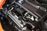 フロント側のボンネット下はご覧のとおり。ラゲッジスペースは皆無で、ラジエーターや前輪を駆動するツインモーターユニットがおさまっている。