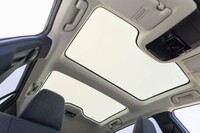 サンシェードは付かないものの、電気的な調光機能によってボタンひとつで瞬時に曇りガラスになる。