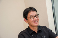 マツダの、運転支援システムをオプションではなく標準装備で提供することに対するこだわりを説明する松岡さん。