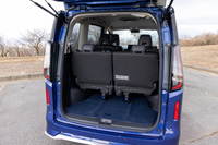 3列目使用時の荷室容量は212~283リッター。「AUTECH」ステッチ入りのブルーのラゲッジカーペットはディーラーオプションだ。