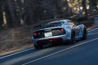 富士山麓のワインディングロードを行く「エキシージ スポーツ380」。高いコーナリング性能を確保するため、前輪に対して幅、内径ともに大きな後輪が装着されている。