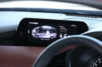 スーパーチャージャーに加えてマイルドハイブリッドシステムも搭載する「eスカイアクティブX」モデルでは、緻密なエンジンマネジメントが要求される。