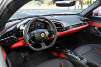 インテリアはゴテゴテとした装飾を排したシンプルでミニマルなもの。オーディオのスピーカーも、ダッシュボードと同色のカバーで隠すなど、その施策は徹底している。