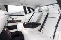 後席にはおよそ標準仕様というものがない。オーナー自身が豊富なオプションリストから好みの装備や仕立てを選び出し、好きなようにアレンジすることができる。