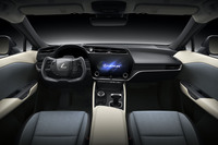 カウルからドアまでを一体成形としたほか、ダッシュボード全体を水平基調とすることでクリーンな印象に。操縦かん型ステアリングホイール仕様は遅れて発売されるようだが、「bZ4X」にはないステアリングパドルが付いている。