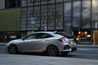 早朝のドライブを終え、銀座で一休み。試乗車のボディーカラーはシルバーだったが、他の色ではオレンジとのコントラストがどのようなものとなるのか。ぜひ見てみたいと思った。