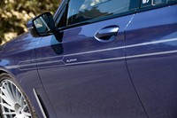 ボディーサイドには「アルピナ・デコセット」と呼ばれる特徴的なストライプが配される。カラーリングはテスト車のシルバー、またはゴールドからチョイスできる。