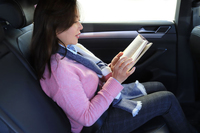 疲れたら無理をしないで運転を交代。読書しつつ、リアシートまわりの“静かさ”を確かめる。