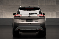 ショルダーの張り出し具合がよくわかるリアビュー。テールランプの無垢(むく)のインナーレンズは、日本の伝統的な切子パターンに着想を得たデザインだ。