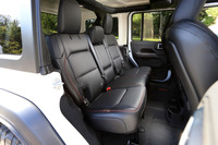 4ドアモデル「アンリミテッド」のリアシート。ホイールベースの拡大によって増した空間のゆとりに加え、背もたれの形状や角度の最適化により、快適性が大幅に向上している。