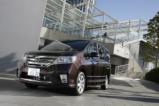 【スペック】ハイウェイスター:全長×全幅×全高=4770×1735×1865mm/ホイールベース=2860mm/車重=1630kg/駆動方式=FF/2リッター直4DOHC16バルブ(147ps/5600rpm、21.4kgm/4400rpm)/価格=249万9000円(テスト車=318万6750円/キセノンヘッドランプ=6万3000円/カーウイングスナビゲーションシステム=53万250円/SRSカーテンエアバッグシステム&運転席・助手席SRSサイドエアバッグシステム=9万4500円)