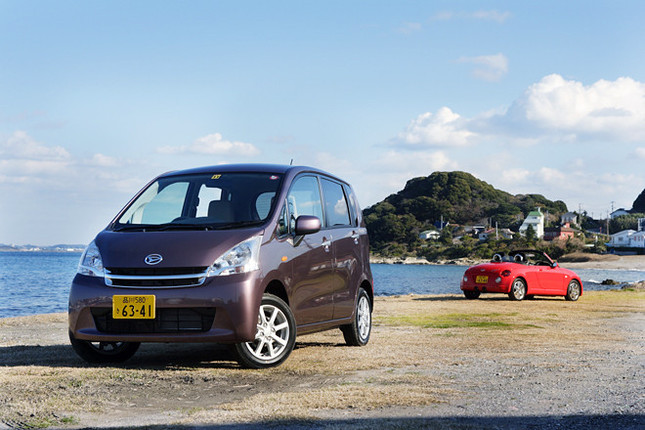 【スペック】ムーヴX(写真手前):全長×全幅×全高=3395×1475×1635mm/ホイールベース=2455mm/車重=810kg/駆動方式=FF/0.66リッター直3DOHC12バルブ(52ps/6800rpm、6.1kgm/5200rpm)/価格=122万円(テスト車=同じ)