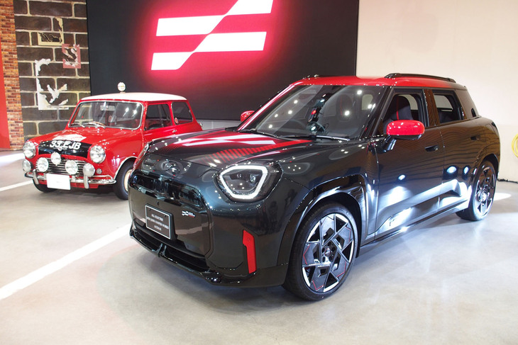「MINIジョンクーパーワークス エースマンE」(写真手前)の車両本体価格は641万円。