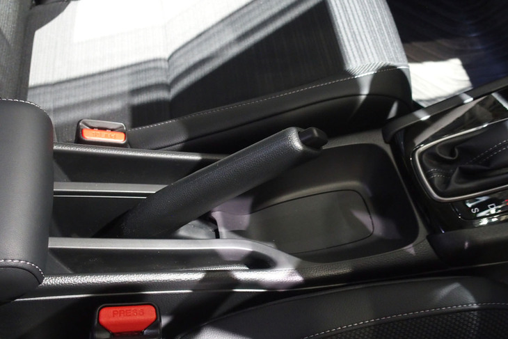 ホンダWR-V(サイドブレーキレバー)