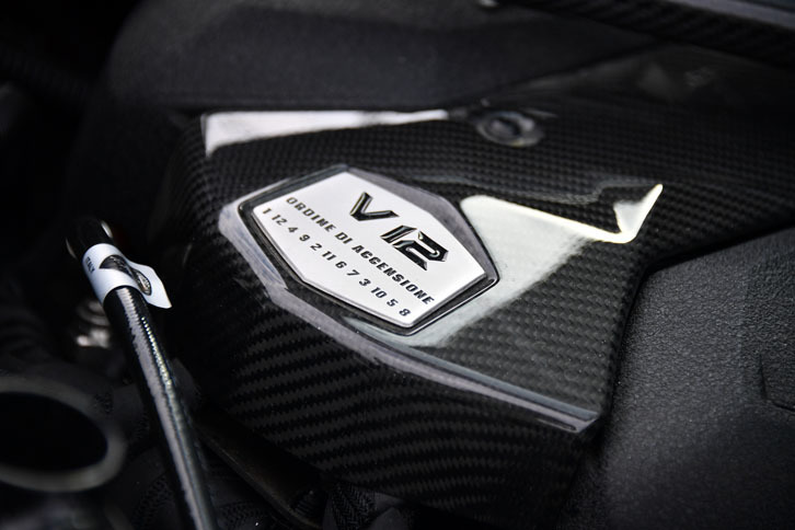 従来と同様に、V12ユニットにはストップ・アンド・スタートシステムとシリンダー休止機構(12→6気筒)が備わる。
