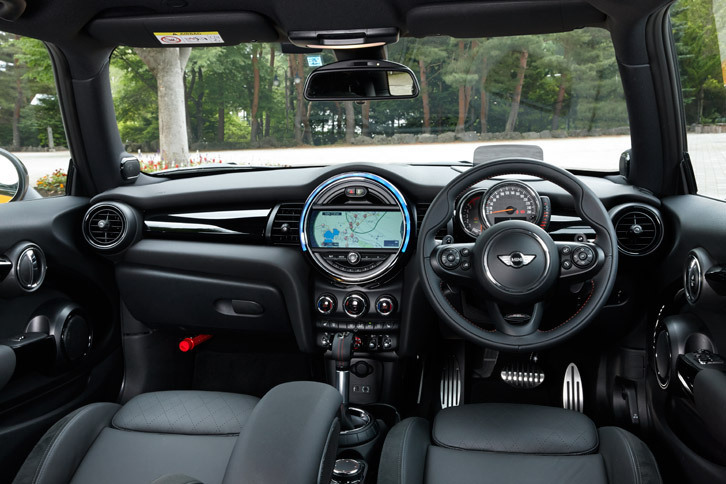 テスト車のインテリアには、オプションで用意されるピアノブラックの装飾パネルが用いられていた。