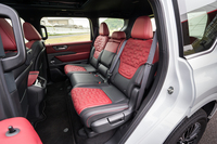 2列目シートは足元が広いのはもちろんだが、開放感がすごい。ボディーが大きいので分かりづらいがウィンドウエリアが広大で、頭上には巨大なガラスサンルーフが広がっている。