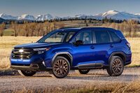 ほった「現行型より大きな、235/50R19サイズのタイヤを履いた仕様の新型『フォレスター』です」 
	清水「これだと確かに、足まわりがたくましく見えるけど……」