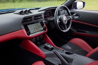 内外装のデザインには、そこかしこに歴代モデルへの“オマージュ”が見られる。初代を思わせるダッシュボードの3連メーターも受け継がれた。写真は「バージョンST」(AT仕様)のインストゥルメントパネルまわり。