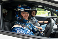 取材会では、ラリードライバーの新井敏弘選手によるタイムアタックも実施。