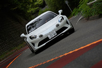 エンジンをキャビン後方に搭載する「A110」。試乗車の前後重量配分は44:56(車検証上は43.2:56.8)となっている。