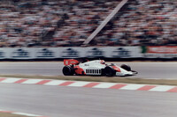 1984年のF1世界選手権にて、ニキ・ラウダのドライブする「マクラーレンMP4/2」。この年のF1ではマクラーレンが他を圧倒し、コンストラクターズタイトルを獲得。ラウダもドライバーズタイトルに輝いた。