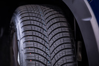 センター部に向かって溝の幅を細くするなどしてノイズの低減が実現された、ユニークなV字型のトレッドパターンが目を引く。摩耗が進むと溝が広がる特殊構造で排水性を確保し、ウエット性能を長く維持する「アクアコントロールテクノロジー」も採用されている。