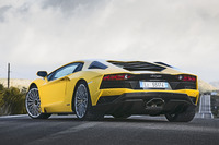 より“好戦的”なディフューザーを得て迫力を増したリアビュー。リアバンパーの中央に位置するマフラーは“3本出し”に改められた。