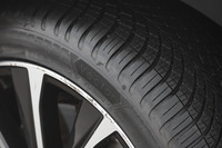 グッドイヤーの最新CIを用いてデザインされたサイドウォール。「Vector 4Seasons」のロゴと並んで「Gen-3」の文字が控えめに入る。