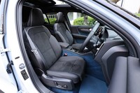 シートの表皮はスエード調のテキスタイルとマイクロテックのコンビネーション。調節機構は電動式となる。