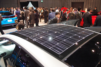 「ソーラー充電システム」(オプション)搭載車のルーフ。これにより、EV走行用エネルギーの一部を太陽光でまかなうことができる。