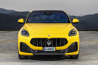 「レヴァンテ」よりも低く配置されたフロントグリルは、「トロフェオ」(写真)と「モデナ」の両グレードがブラック、「GT」がクロームメッキ仕上げになっている。