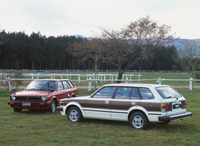 1980年「ホンダ・シビック カントリー」。ボディーはバンと共用で、リアサスペンションもハッチバック/セダンのストラットの独立に対して、バンと同じリーフの固定軸。1.5リッターSOHCのCVCCユニットを積む。